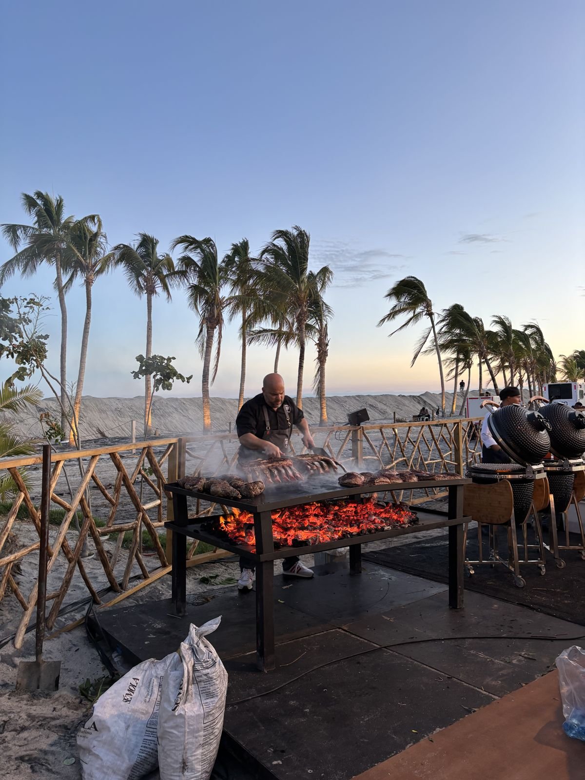 Montaje de parrilla frente al mar al atardecer
