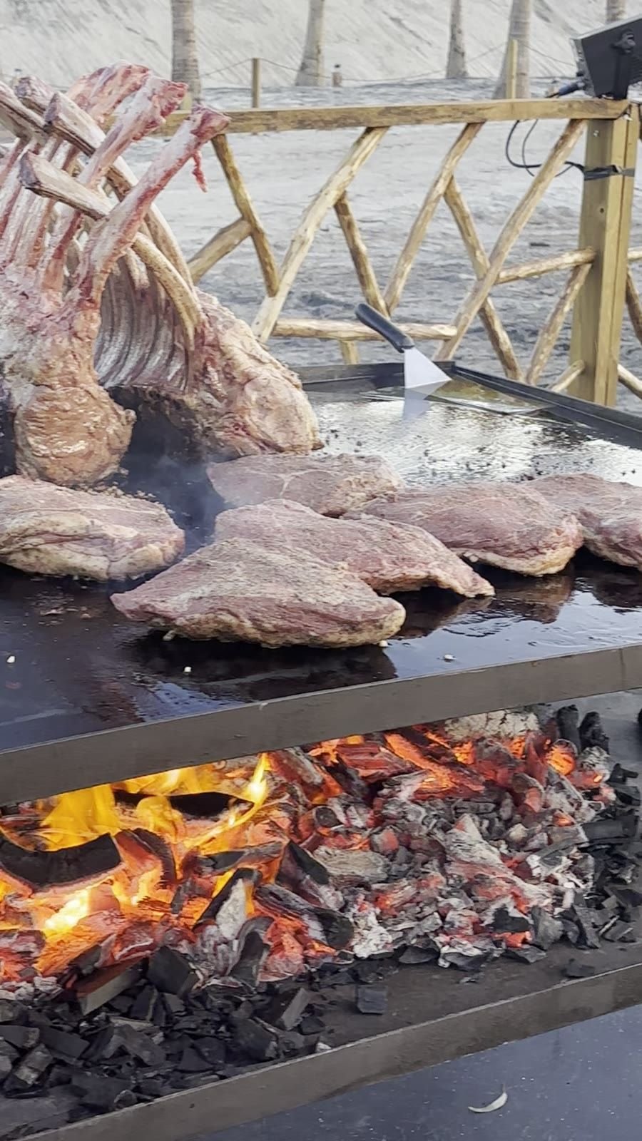 Cordero sobre la plancha con fuego abajo