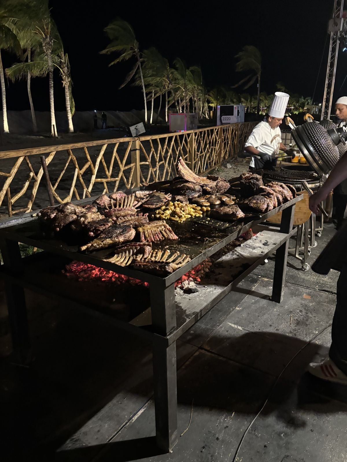 Mesa de carnes a las brasas de noche